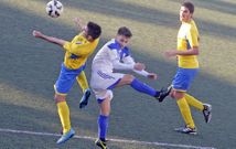 El Lamp�n (de amarillo) consigui� tres importantes puntos el domingo en la cancha sonense. 