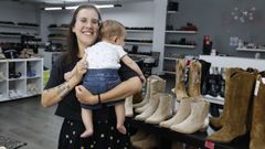 Ainhoa Teixeira, en DR Zapato, con su hijo Jaime, por el que ha decidido traspasar la zapatera