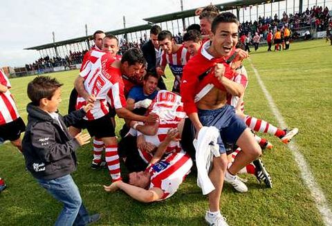 Los jugadores del C�ltiga celebrando el ascenso; ahora no hay motivos para la alegr�a.