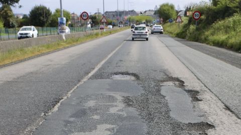 Deterioro del pavimento en la FE-13, en el tramo entre O Boial y San Xoán.