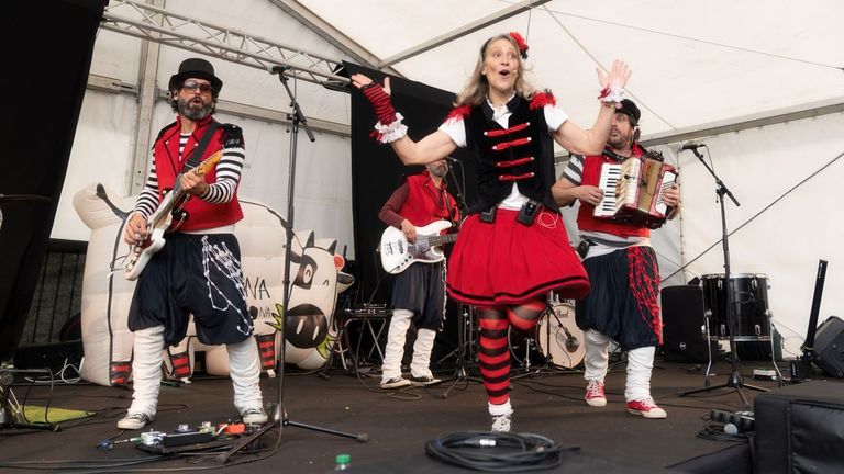 Ux&iacute;a Lambona e a Banda Molona.