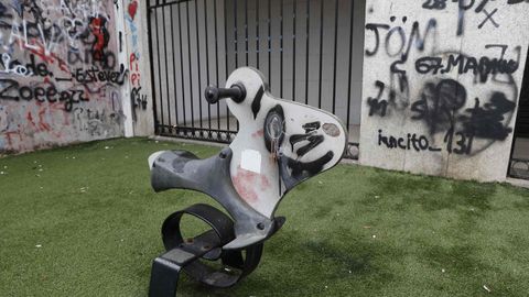 El abandonado parque infantil de O Cantio