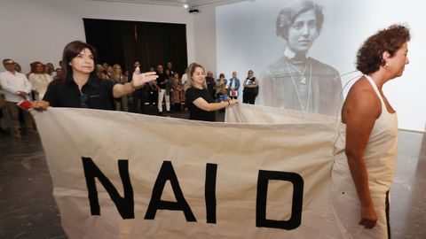 La artista Alicia Framis, a la izquierda, particip� en la performance que se desarroll� en la Casa das Artes de Vigo durante la inauguraci�n de su exposici�n  O mar tam�n � noso  