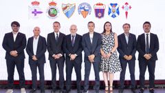 En la imagen, de izquierda a derecha: Massimo Benassi, consejero delegado del D�por; Manolo Higuera, presidente del Racing de Santander; Jos� Mar�a Mu�oz Jim�nez, administrador judicial del M�laga; Javier Tebas, presidente de La Liga; Pau Morilla i Giner, presidente del Sabadell; Carolina Holgu�n, presidenta del Eldense; Felipe Mi�ambres, presidente del Tenerife; y Carlos Cao, director de relaciones institucionales del Celta Fortuna.