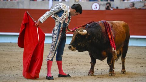 Feria Taurina de la Peregrina. Tom�s Rufo, encar�ndose con uno de los toros que le tocaron en suerte