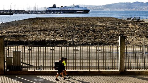 La ocupacin de la lmina de agua frente al auditorio Mar de Vigo avanza ya en su fase final. El aterramiento situado en un extremo de la lonja de altura de O Berbs servir de aparcamiento para los camiones que operan en la zona.