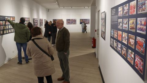 Tom�s Llao al pie del ca��n en la exposici�n.