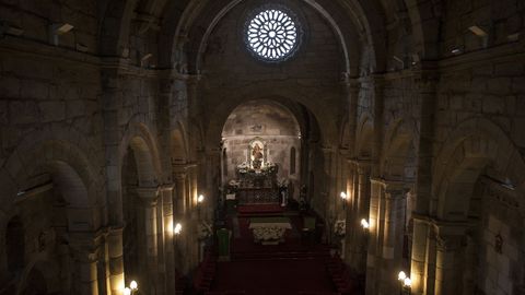 Nave central y altar mayor desde el coro, los tres espacios m�s deteriorados de la colegiata 