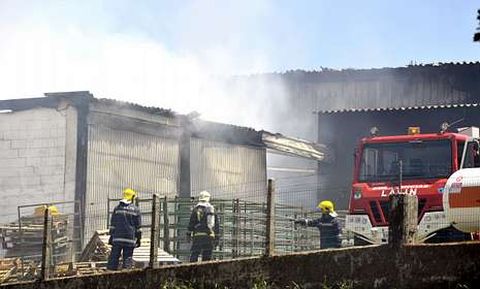 Las llamas destruyeron un m�dulo de conejas abuelas y un almac�n, donde se origin� el fuego. 