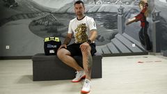 Iv�n Parada muestra el desfibrilador con el que cuenta en su gimnasio de Ribeira