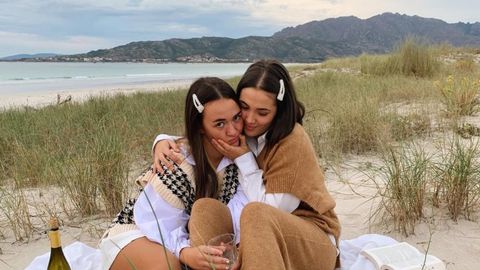 María e Lúa Trillo non teñen ningunha dúbida, o mellor lugar de Carnota é a súa praia