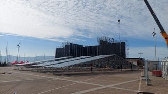 El escenario que dará cabida al concierto de Juan Luis Guerra, en pleno montaje.