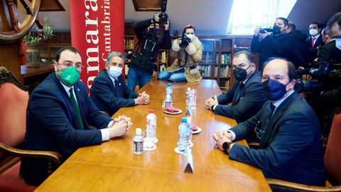 Los presidentes de Asturias, Adri�n Barb�n y de Cantabria, Miguel �ngel Revilla,  durante un encuentro institucional en Santander con las C�maras de Comercio de Cantabria y Oviedo