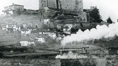 Fotograf�a de Juan Nuevo en la que se un tren saliendo de la estaci�n de Monforte en 1915 con el monte de San Vicente al fondo