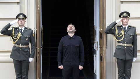 Zelenski, ayer en Kiev antes de su reunión con el primer ministro canadiense, Mark Carney.