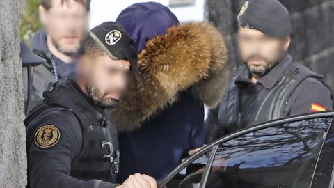 Diciembre del 2022, Canido. Pablo García, saliendo de su casa en Vigo detenido por 3.300 kilos. Esa causa está pendiente de juzgar. 