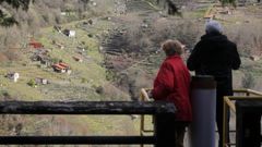 Turistas en un mirador del municipio de O Saviao, en las cercanas de la presa de Belesar