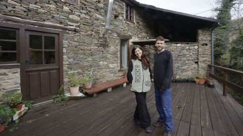 Julia y Arturo en la terraza de la casa que est�n restaurando y acondicionando en O Incio como centro de creaci�n art�stica y como su propio hogar.