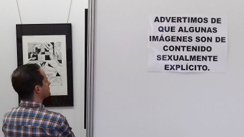 Un espectador en la exposición dedicada a Enric Sió por la Semana Negra