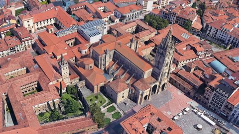 Una vista perfecta de la planta de cruz latina de la Catedral de Oviedo y, a la izquierda el monasterio de Las Pelayas con su torre