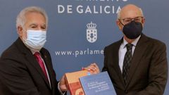 Santalices y Suanzes, este lunes durante la entrega de la memoria de la Fiscala en el Parlamento gallego.