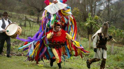 Un volante con el pucho sube por las huertas al campo de la fiesta de Santiago da Riba 