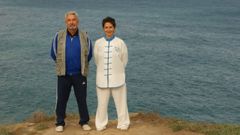 Victoria Mart�nez y su entrenador y maestro, Roberto Duch, en la costa de Loiba