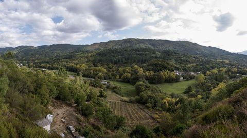 Una vista del pueblo de Barreiro desde la mina