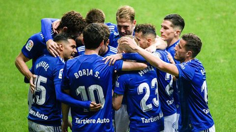 Los jugadores del Oviedo celebran uno de los goles al Castelln