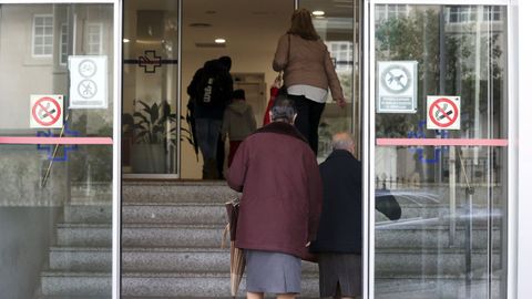 El informe se�ala que el envejecimiento es uno de los factores que contribuye a aumentar el gasto sanitario, en la foto el ambulatorio Concepci�n Arenal de Santiago