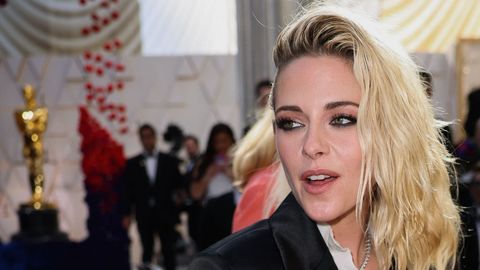 Kristen Stewart opt� por unos shorts, americana y camisa de Chanel