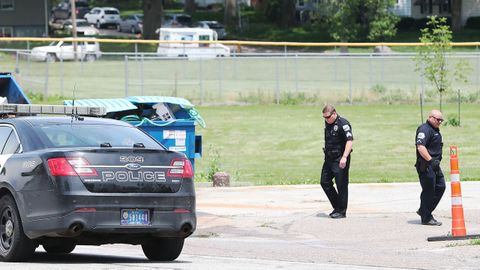 Dos polic�as inspeccionan la zona del tiroteo en Iowa