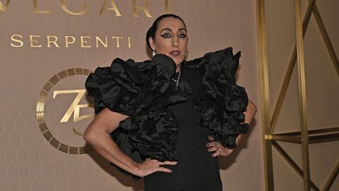 Rossy de Palma, pura sofisticacin con un glamouroso diseo negro de corte recto con mangas abullonadas y remate en una pequea cola.