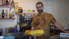 Arturo, con la tortilla de patata que m�s triunfa de Celanova