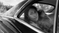 Cleo (interpretada por Yalitza Aparicio) abraza a los ni�os Pepe y Sofi en una escena de �Roma�, filme de Alfonso Cuar�n