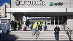 Imagen de archivo de usuarios y trabajadores de la estaci�n provisional de tren de A Coru�a