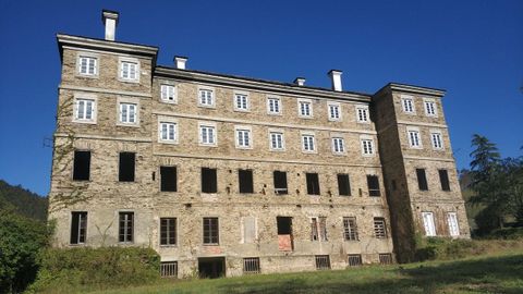 La Casona de Sestelo, en Presno, Castropol, fue construida originariamente como f�brica de papel y tiene m�s de 2.500 metros cuadrados de superficie
