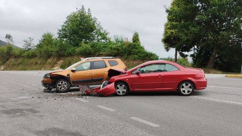 Choque entre dos coches en Ourol