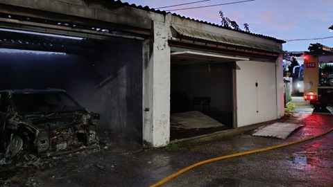 Las llamas calcinaron por completo el veh�culo estacionado en la cochera