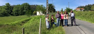 Varios vecinos de Dorda�o posan junto al cierre que les impide el acceso a una fuente que reclaman de uso p�blico. 