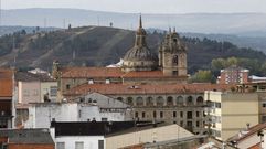 Tejados de edificios en el centro de Monforte con la iglesia de la Compa��a al fondo.