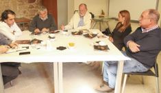 Iv�n Amarelle, Manuel Pombo e Xes�s Ferro, cos promotores do acto, Julia Ures e J. M�. Varela. 