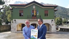 El alcalde de Caso y el viceconsejero de Cultura muestran el cartel del D�a de Asturias en Caso