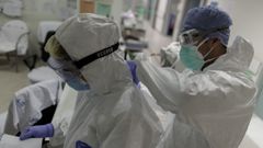 Dos sanitarios, en la Unidad de Cuidados Intensivos del Hospital Infanta Sof�a en San Sebasti�n de los Reyes, en abril del 2020.