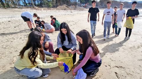 Premio Galicia: CPR Montesol. �El planeta habla, �t� act�as?�. Neste centro de Coia, en Vigo, xa saben o que � ga�ar un premio Voz Natura porque o ano pasado recibiron o galard�n ao mellor proxecto da provincia. Na imaxe, o alumnado limpa a praia de Samil, unha das moitas actividades que lle valeron a m�xima distinci�n