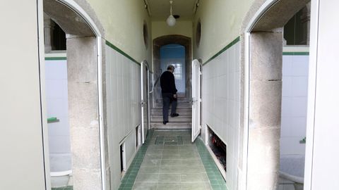 El área termal está llena de zonas de diferente uso, algunas, pertenecientes al balneario antiguo