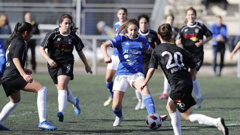 Paula Real Oviedo Femenino Valladares.Paula pugna por un baln en el encuentro de esta maana ante el Valladares