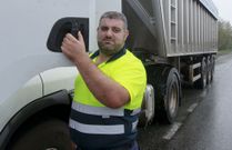 Eliseo Barro lleva 16 a�os en el transporte de carb�n. 