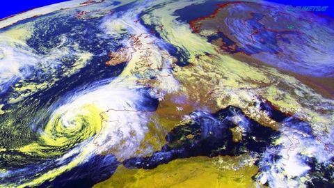 Imagen satelital de la borrasca extratropical Gabrielle el pasado sábado antes de entrar por la costa norte de Portugal