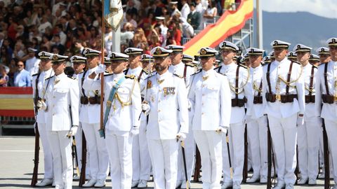 Los nuevos oficiales de la Armada hacen filas en la Escuela Naval de Marn